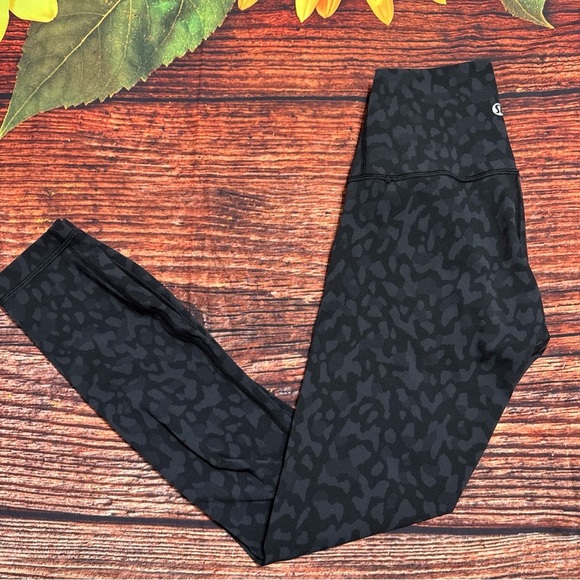 Lululemon Black Camo Print Wunder Under - Picture 1 of 4